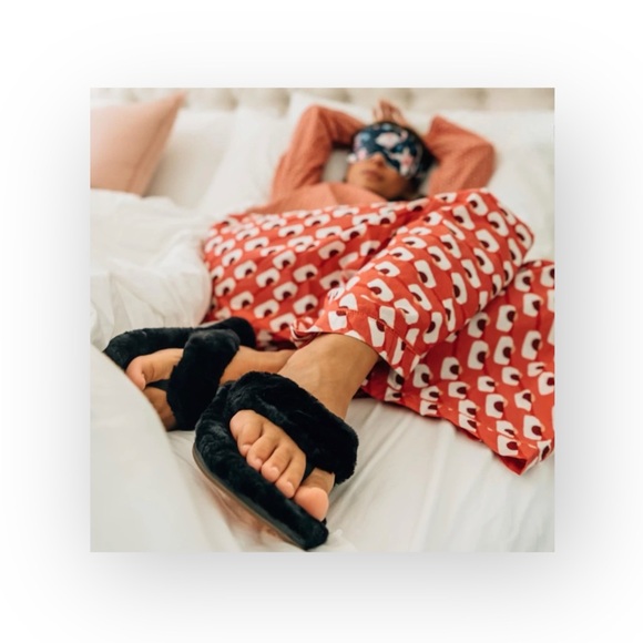 new Olukai ʊ Shearling Fur Outdoor Slipper Thong Sandals ʊ Black 9M ʊ in Box - Picture 3 of 17